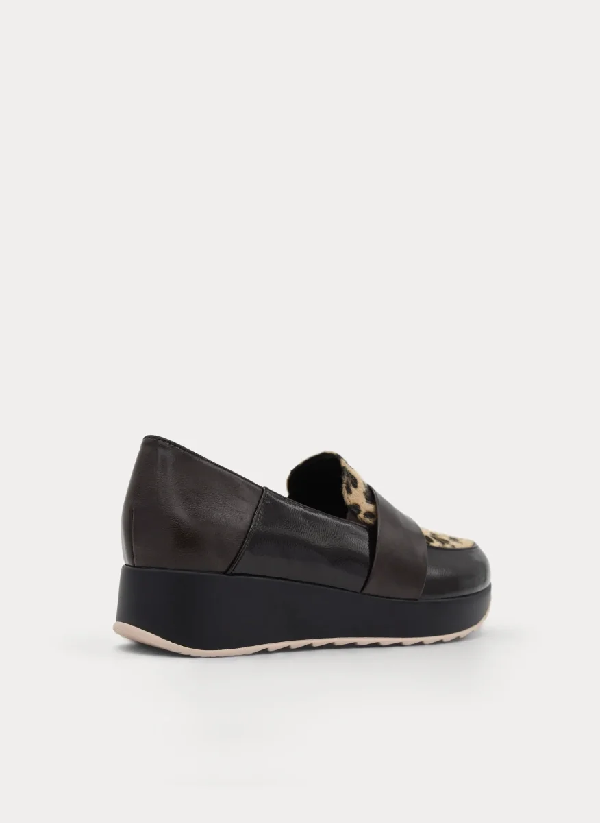 MOCASÍN MARRÓN LEOPARDO CUÑA CONFORT - Imagen 6