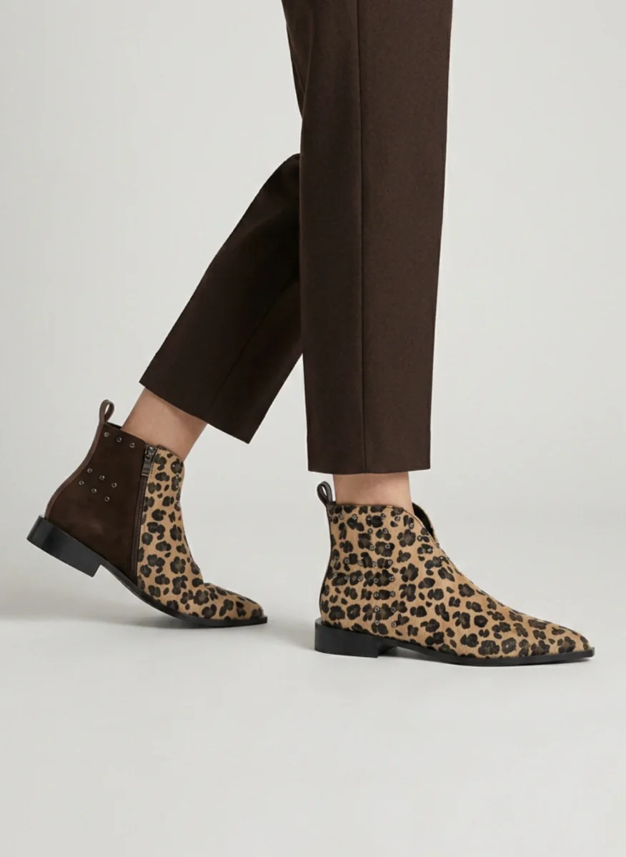 BOTÍN LEOPARDO CON TACHAS Y PUNTA FINA - Imagen 3