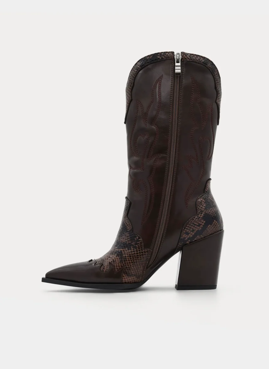 BOTA COWBOY MARRÓN EFECTO SERPIENTE TACÓN ALTO - Imagen 7