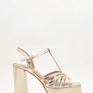 Sandalias doradas elegantes con plataforma