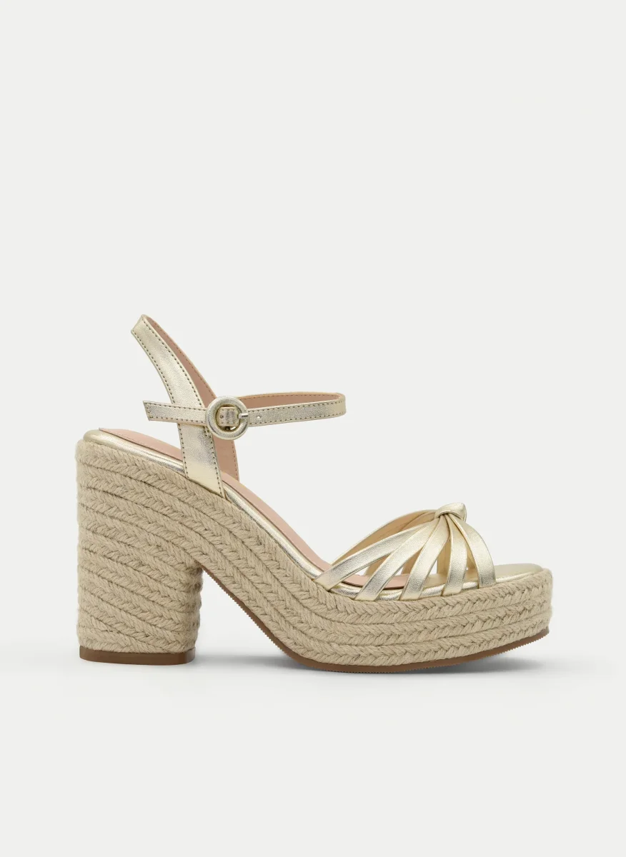 Sandalias de tacón con plataforma de yute y detalles dorados - Imagen 2