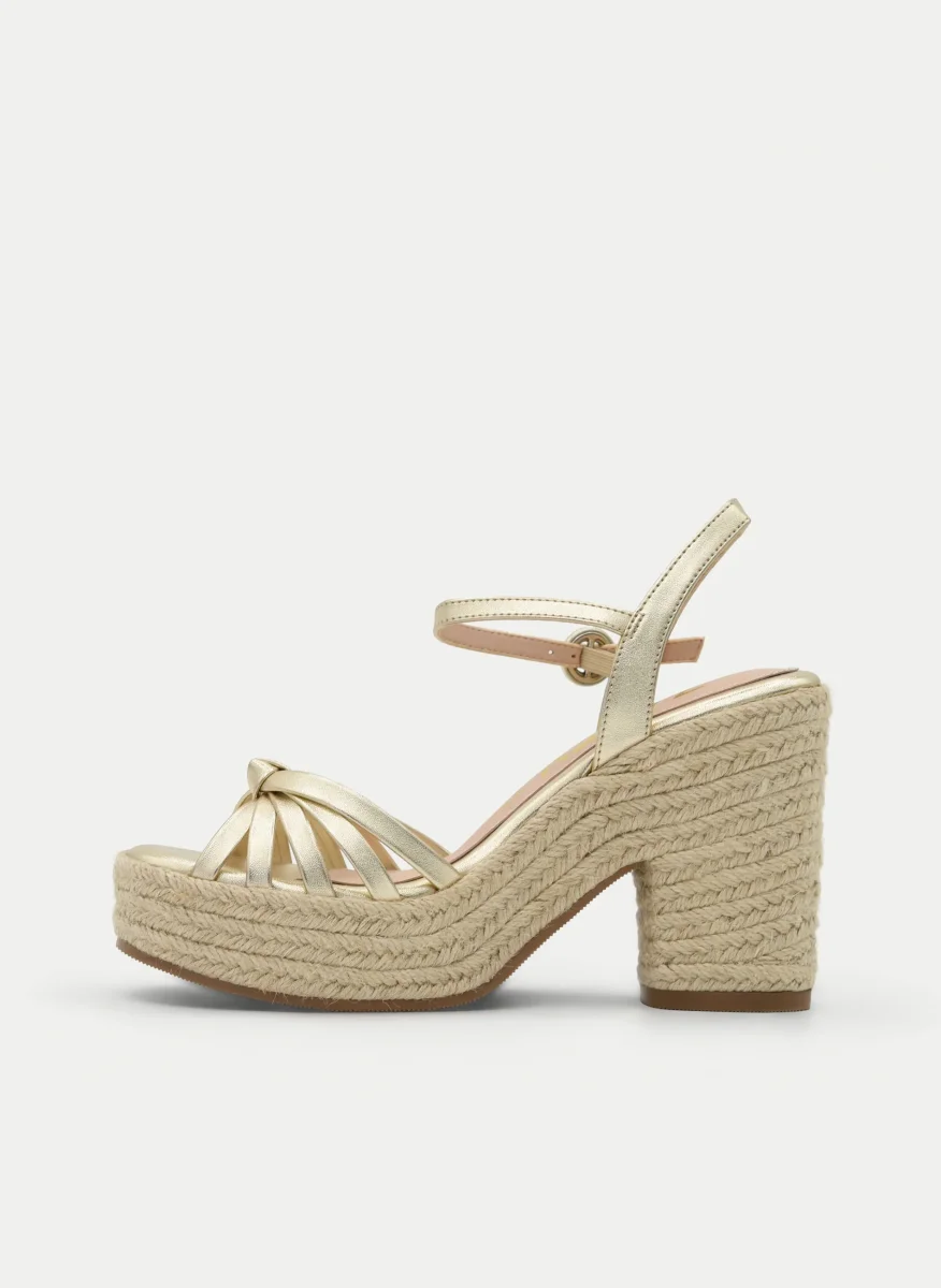 Sandalias de tacón con plataforma de yute y detalles dorados - Imagen 5