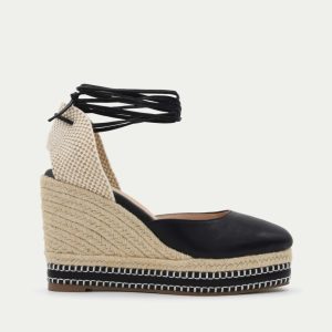 ALPARGATA NEGRA CON CUÑA Y LAZADA