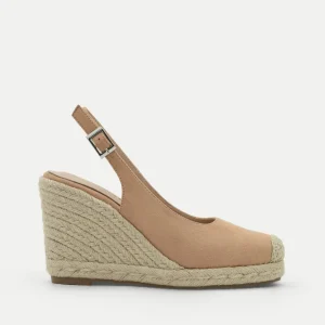 SANDALIA DE CUÑA BEIGE CERRADA CON PLATAFORMA
