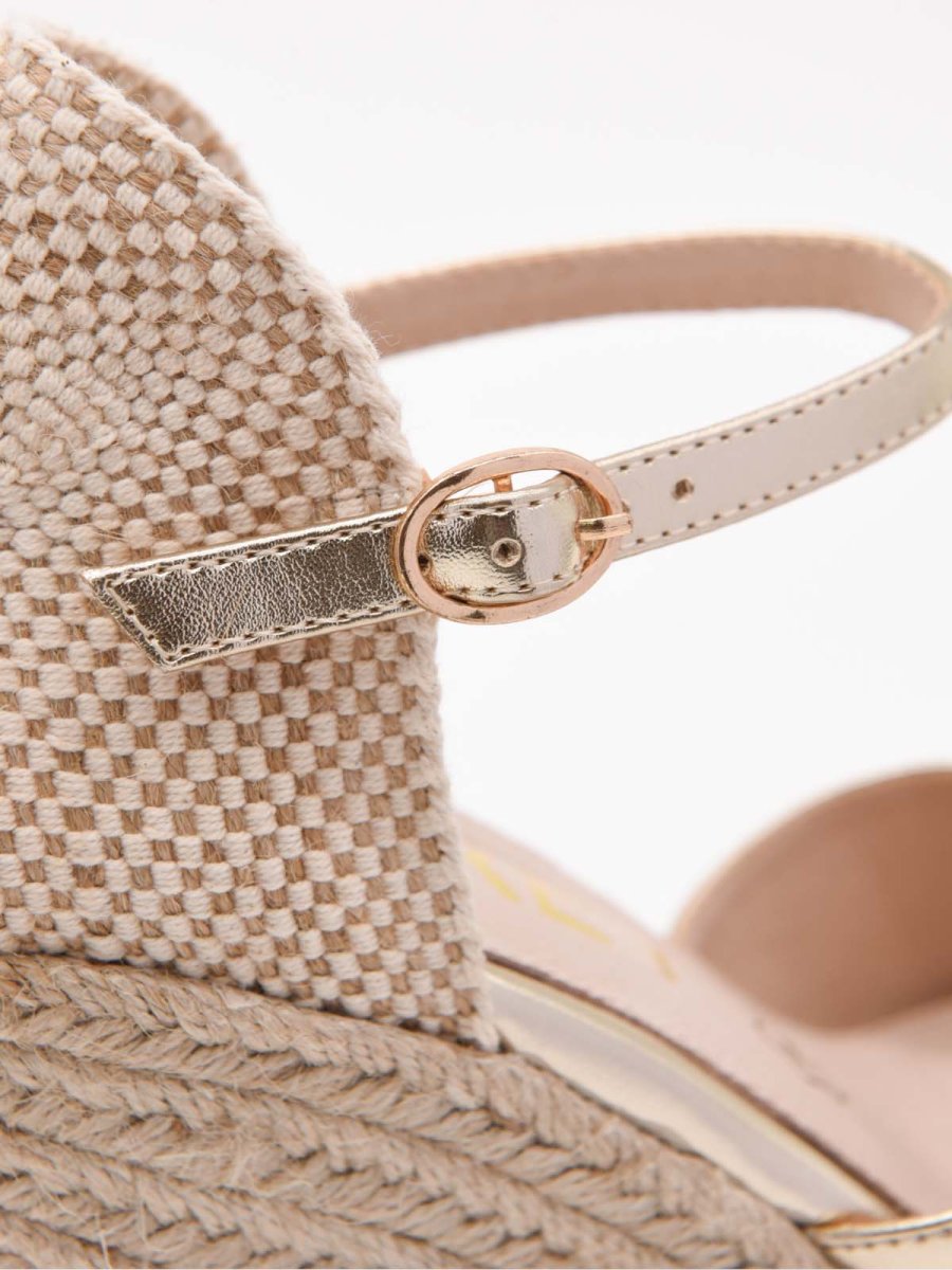 Cuñas doradas con cierre de pulsera y plataforma de yute - Imagen 8