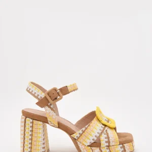 Sandalias de tacón ancho con diseño tejido y hebilla amarilla