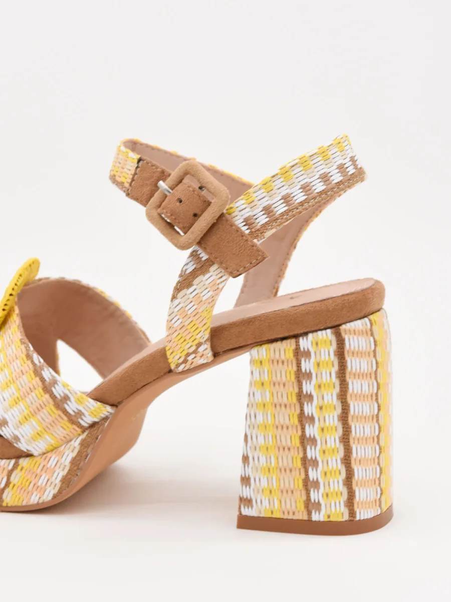 Sandalias de tacón ancho con diseño tejido y hebilla amarilla - Imagen 5
