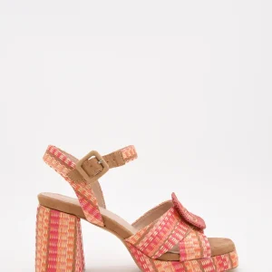 Sandalias coral de tacón ancho con plataforma tejida y hebilla
