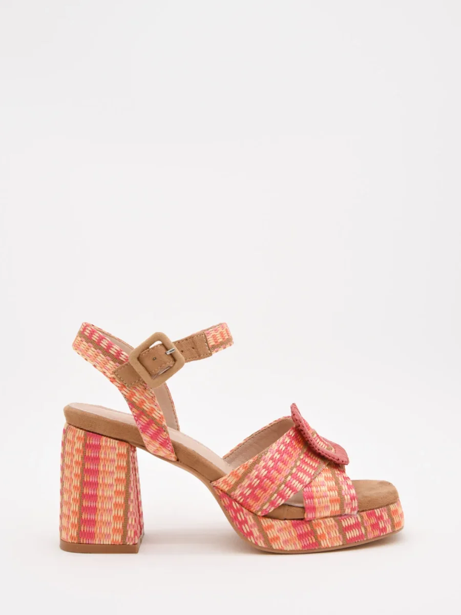 Sandalias coral de tacón ancho con plataforma tejida y hebilla - Imagen 2