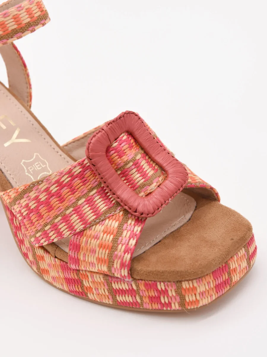 Sandalias coral de tacón ancho con plataforma tejida y hebilla - Imagen 7