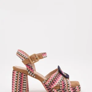 Sandalias multicolor de tacón con plataforma tejida y hebilla púrpura