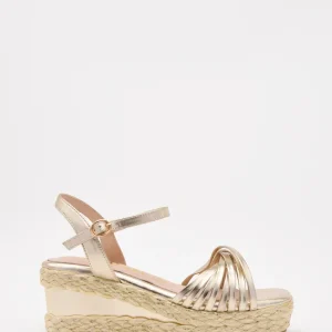 Sandalias de cuña doradas con plataforma tejida