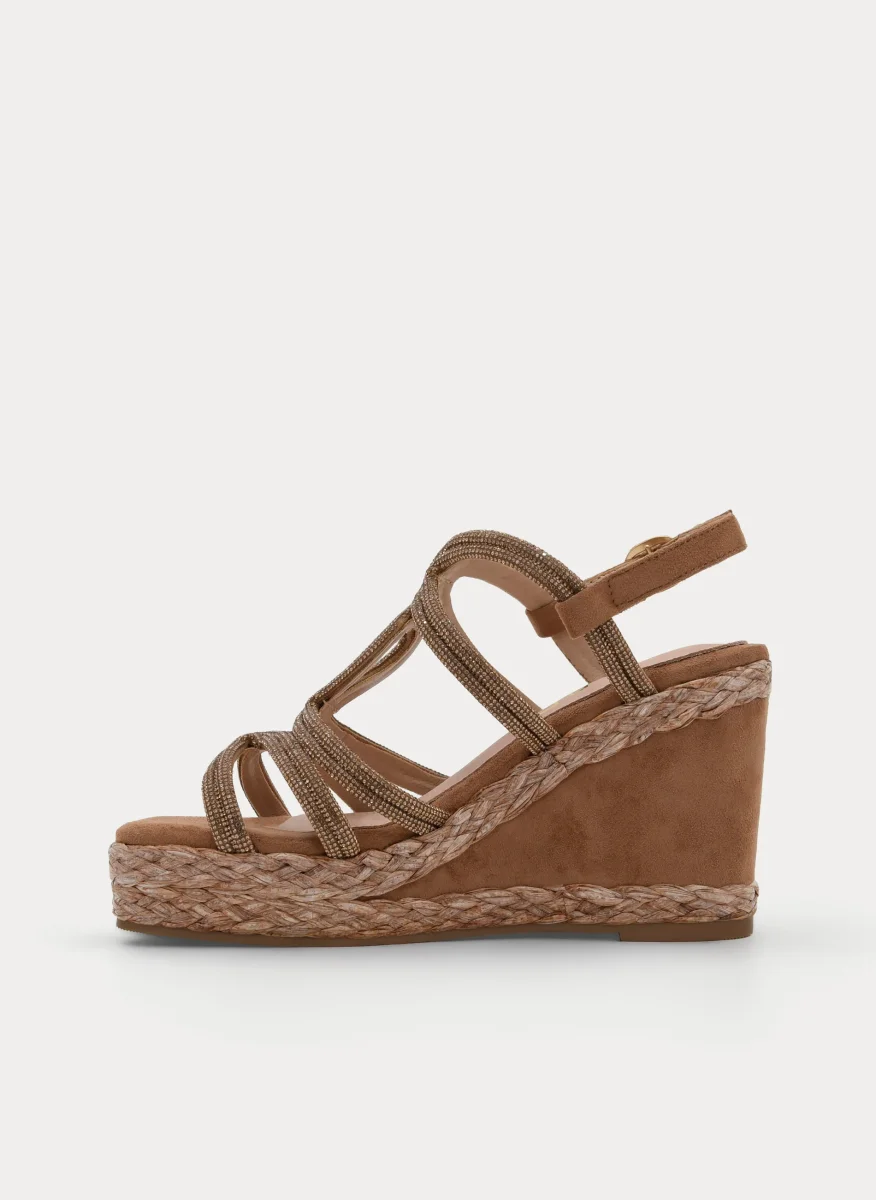 SANDALIA CUÑA BEIGE BRILLO TIRAS ENTRELAZADAS - Imagen 6
