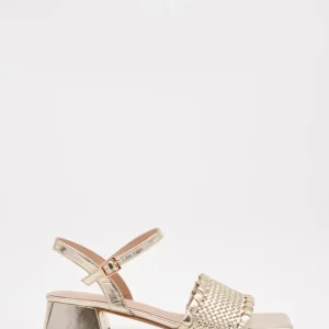 Sandalias doradas de tacón bajo con diseño trenzado