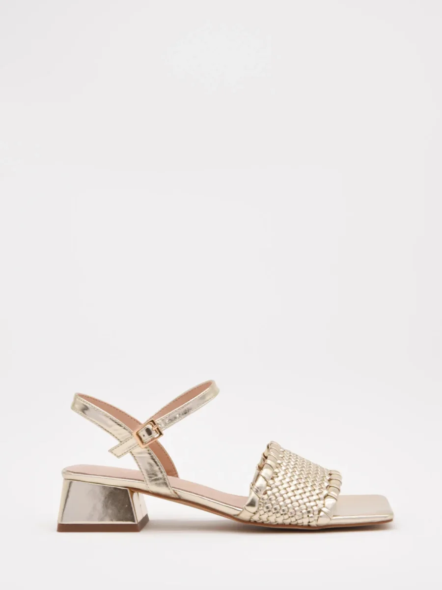 Sandalias doradas de tacón bajo con diseño trenzado