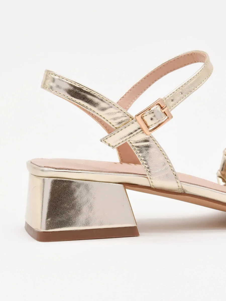 Sandalias doradas de tacón bajo con diseño trenzado - Imagen 5