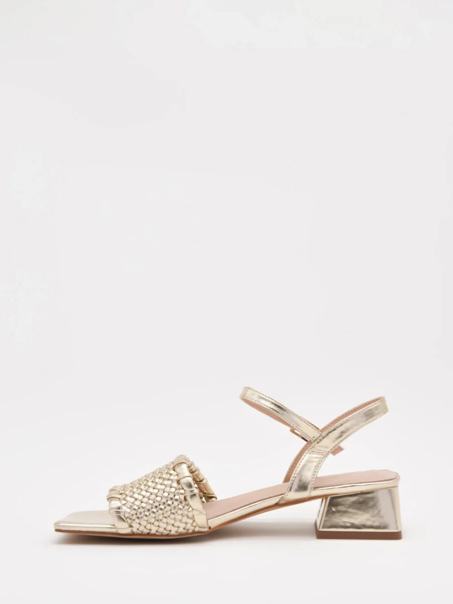 Sandalias doradas de tacón bajo con diseño trenzado - Imagen 6