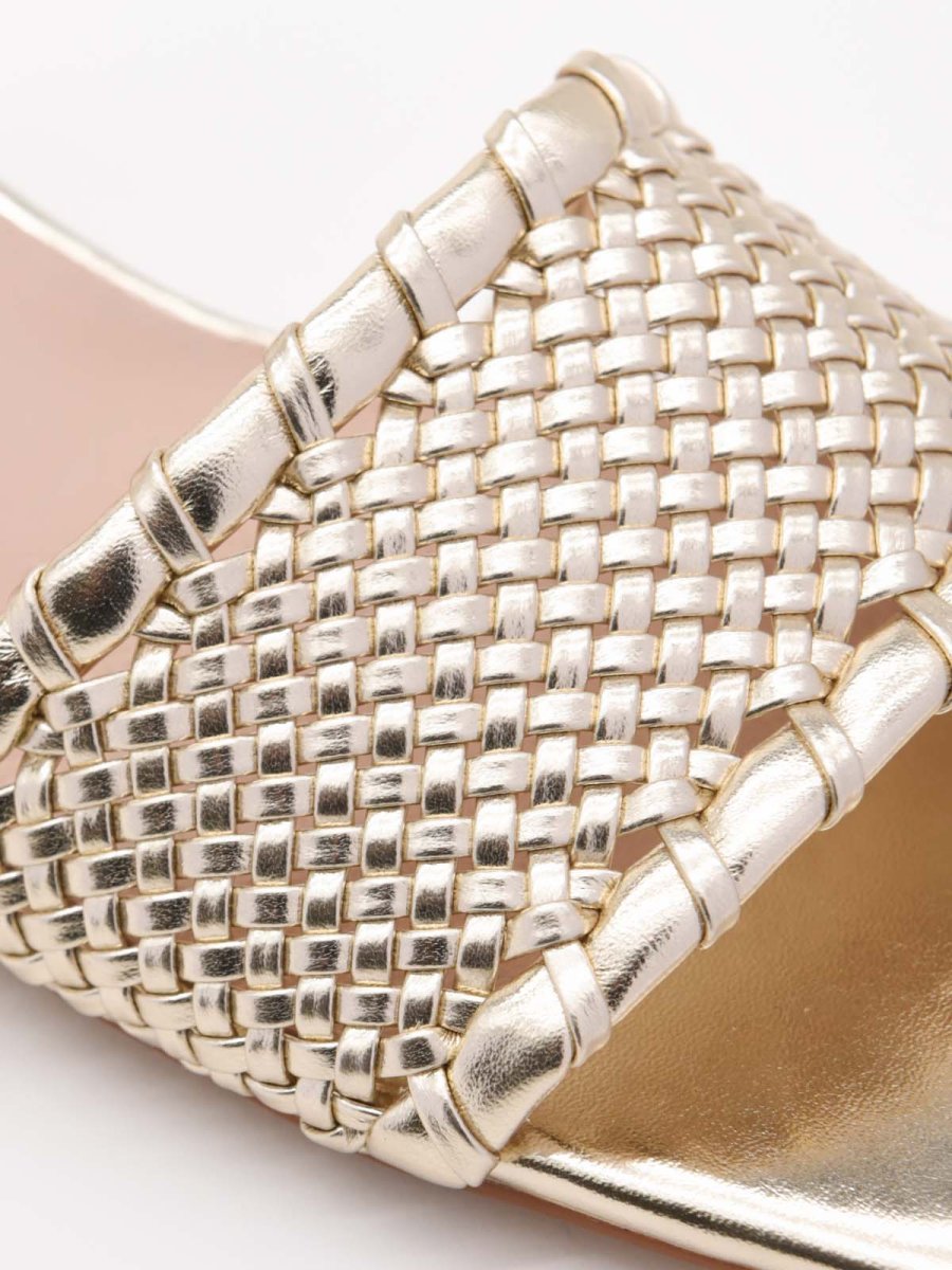 Sandalias doradas de tacón bajo con diseño trenzado - Imagen 7