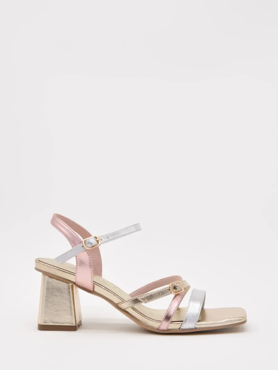 Sandalias de tacón dorado con tiras rosa y plateado - Imagen 2