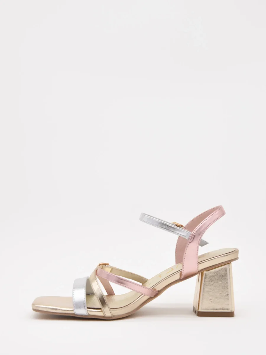 Sandalias de tacón dorado con tiras rosa y plateado - Imagen 5