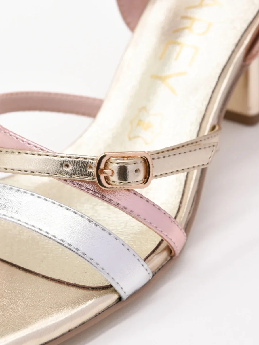 Sandalias de tacón dorado con tiras rosa y plateado - Imagen 6