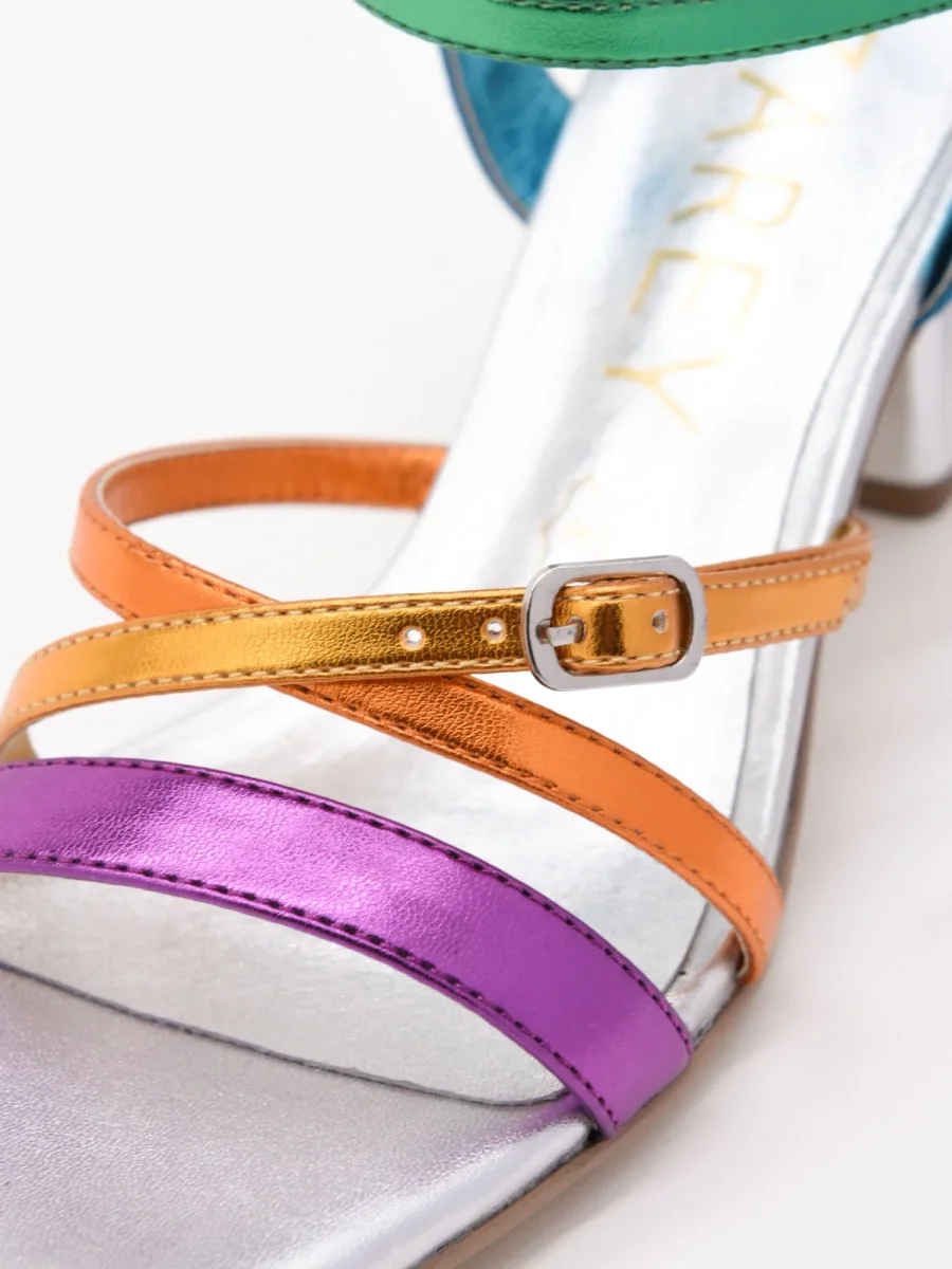 Sandalias de tacón plateado con tiras multicolor - Imagen 7