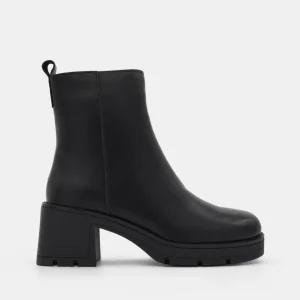 BOTINES NEGROS DE PIEL CON TACÓN ANCHO Y SUELA TRACK DE NYREX