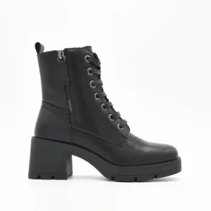BOTÍN NEGRO DE PIEL CON CORDONES DE NYREX