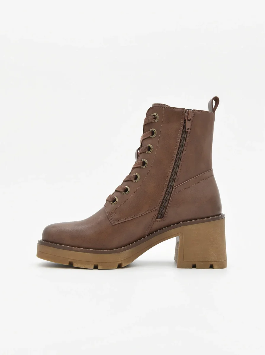 BOTÍN MARRÓN DE PIEL CON CORDONES DE NYREX - Imagen 3