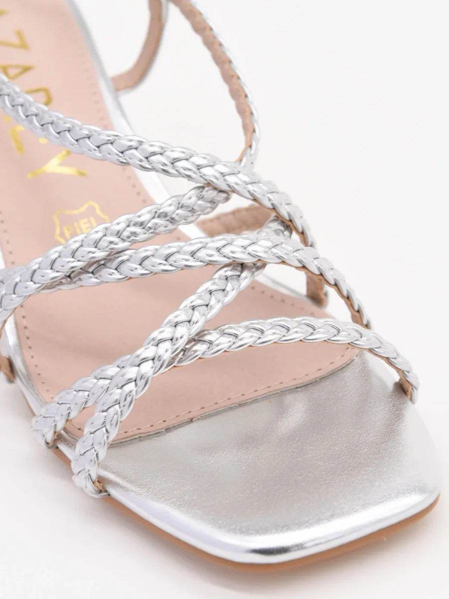 Sandalias plateadas con tiras trenzadas y tacón medio - Imagen 6