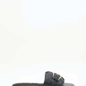 Sandalias negras planas con hebilla dorada y puntera cuadrada