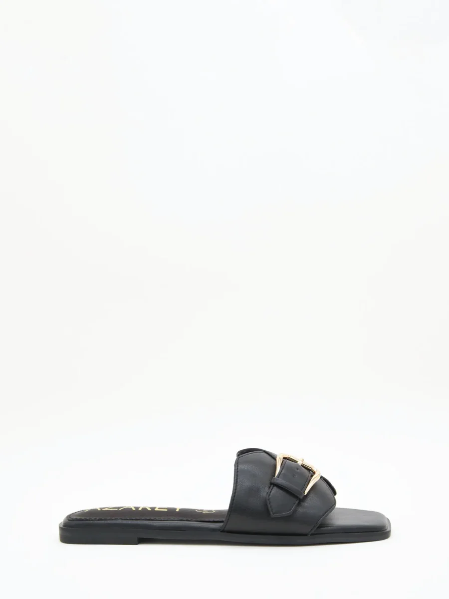 Sandalias negras planas con hebilla dorada y puntera cuadrada - Imagen 2