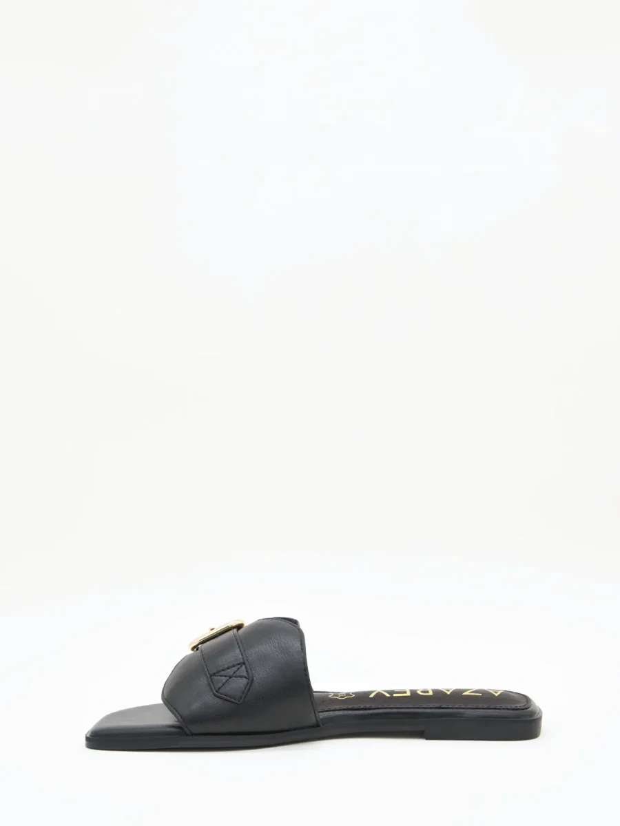 Sandalias negras planas con hebilla dorada y puntera cuadrada - Imagen 5