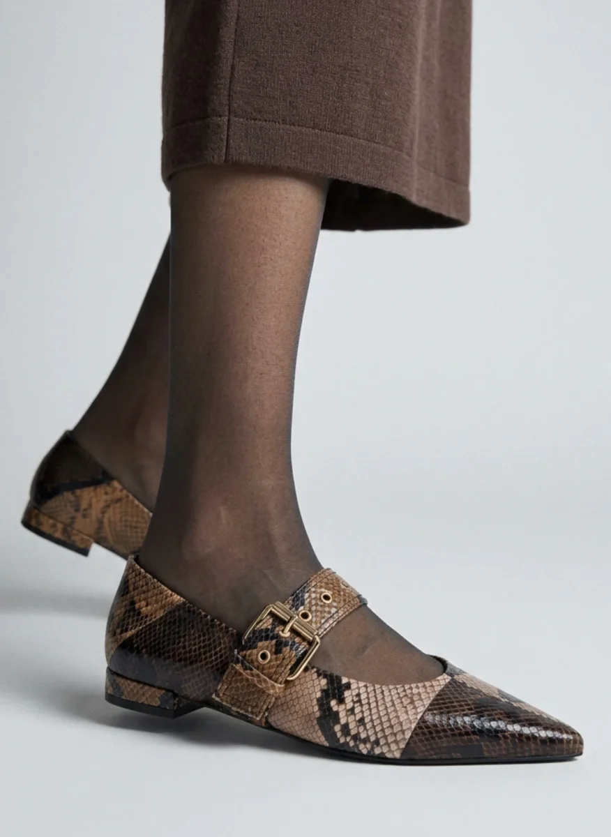 ZAPATO TACÓN BAJO MARRÓN EFECTO SERPIENTE HEBILLA - Imagen 3