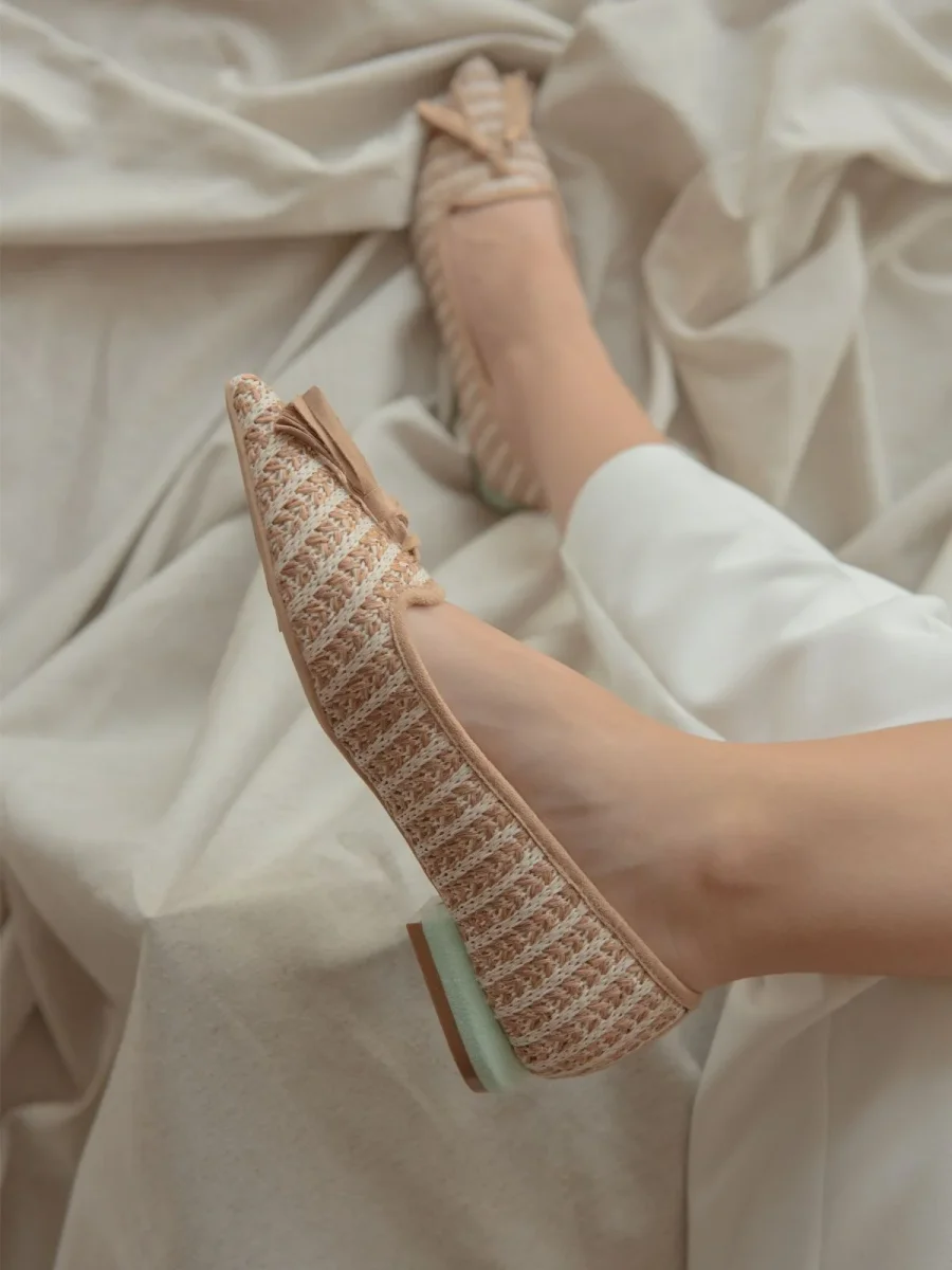 Mocasines con borlas taupe y tacón verde - Imagen 9