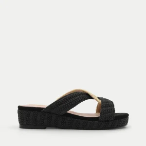 Sandalias planas de rafia en negro y beige con plataforma