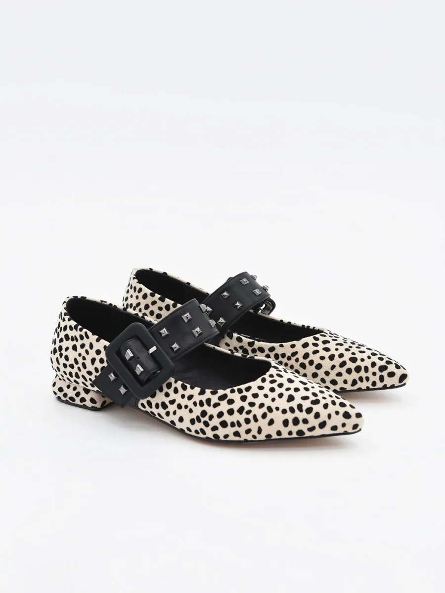 Bailarinas Beige Estampadas con Pulsera Negra y Tachas - Imagen 3