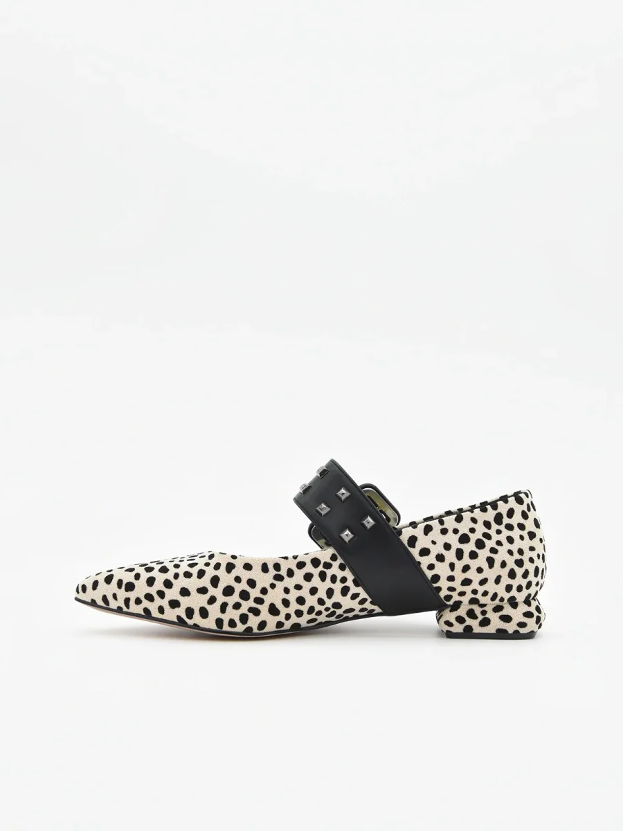 Bailarinas Beige Estampadas con Pulsera Negra y Tachas - Imagen 5