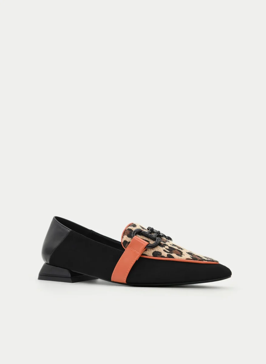 MOCASÍN NEGRO Y ANIMAL PRINT CON CADENA - Imagen 5