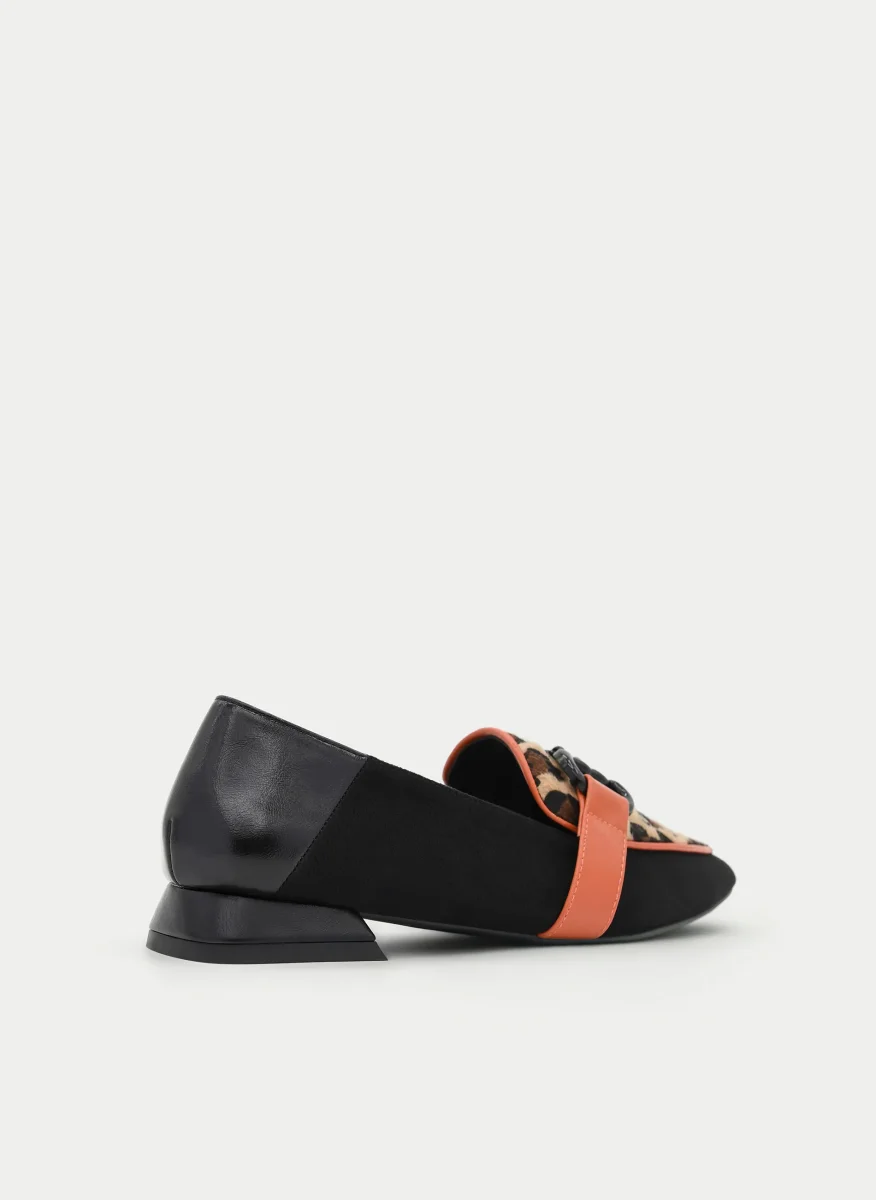 MOCASÍN NEGRO Y ANIMAL PRINT CON CADENA - Imagen 6