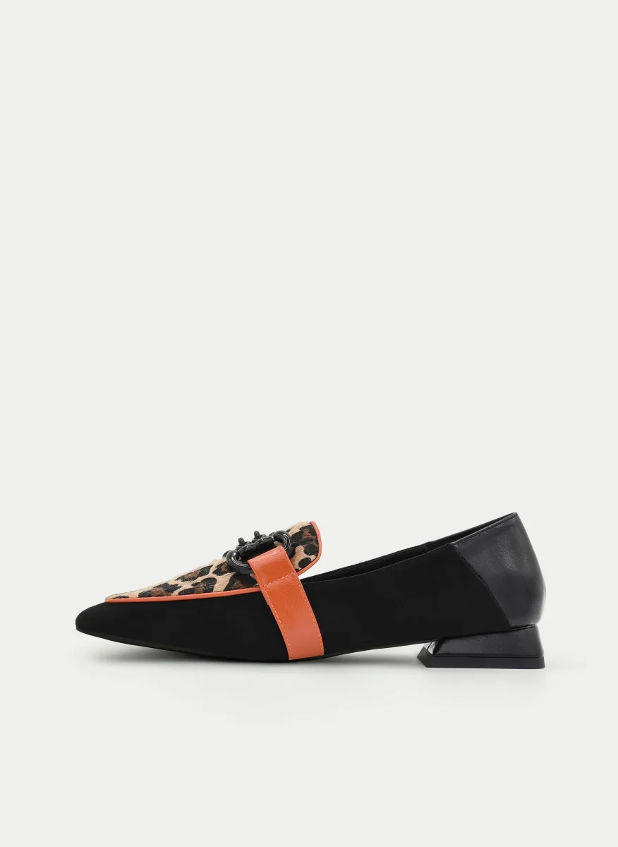 MOCASÍN NEGRO Y ANIMAL PRINT CON CADENA - Imagen 7