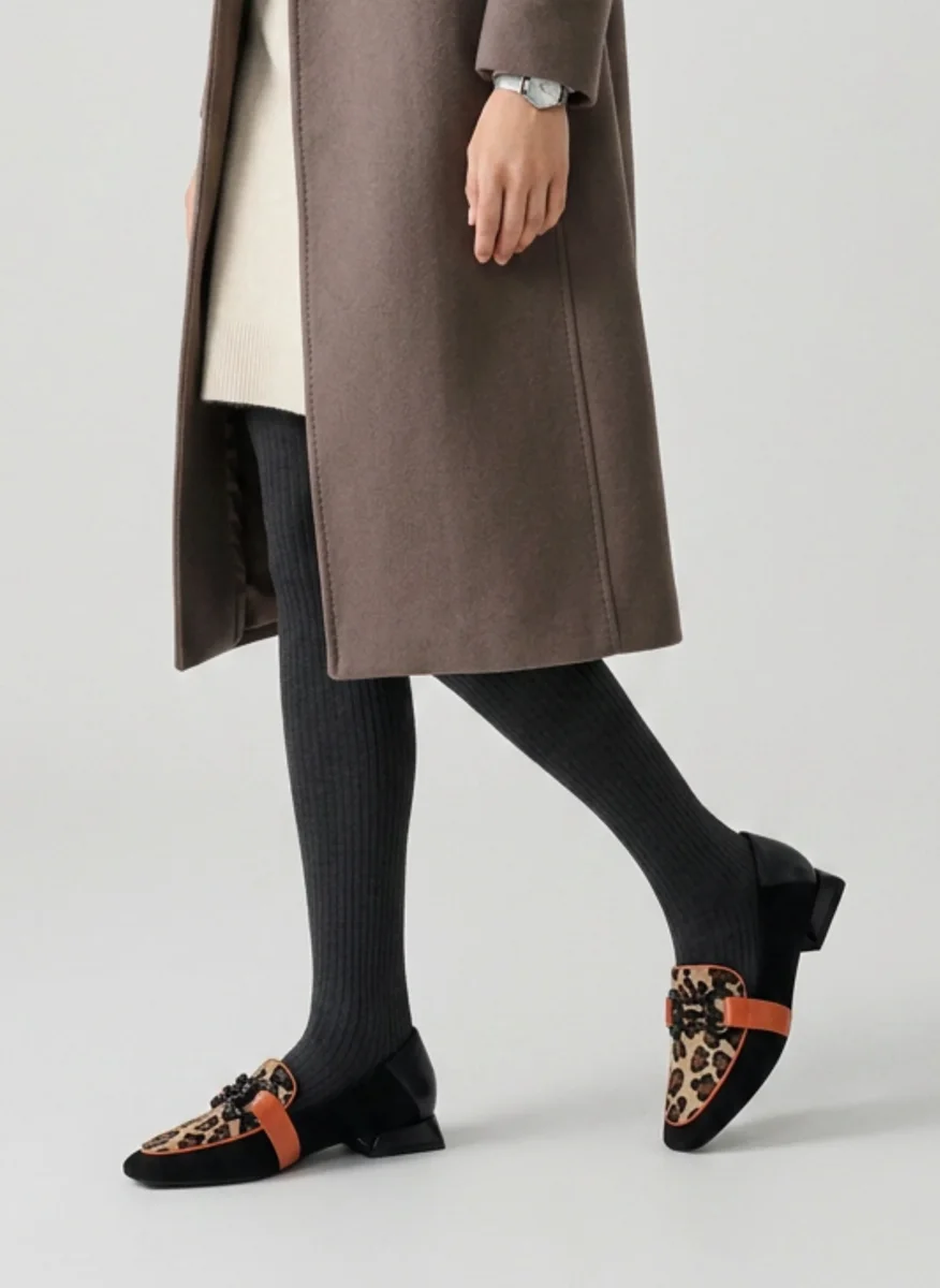MOCASÍN NEGRO Y ANIMAL PRINT CON CADENA - Imagen 3