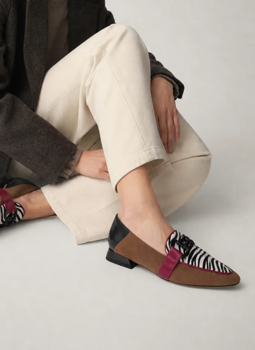 MOCASÍN BEIGE Y ANIMAL PRINT CON CADENA - Imagen 3