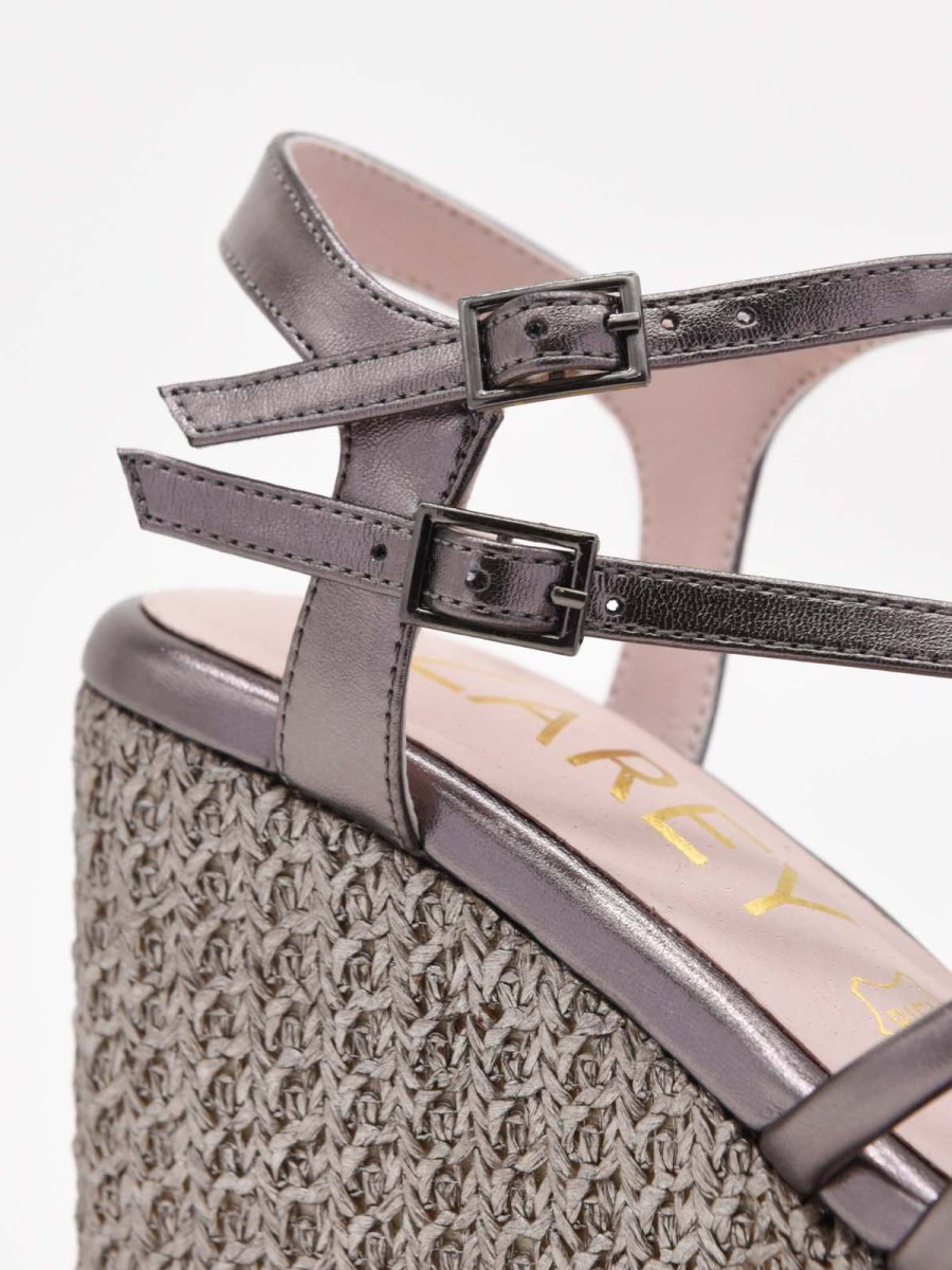 Sandalias de cuña plomo metalizadas con tiras finas y plataforma - Imagen 9