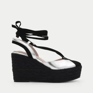 SANDALIA CUÑA NEGRA Y PLATA CON LAZADA