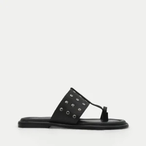 SANDALIAS PLANAS NEGRAS TIPO PALA CON TACHAS