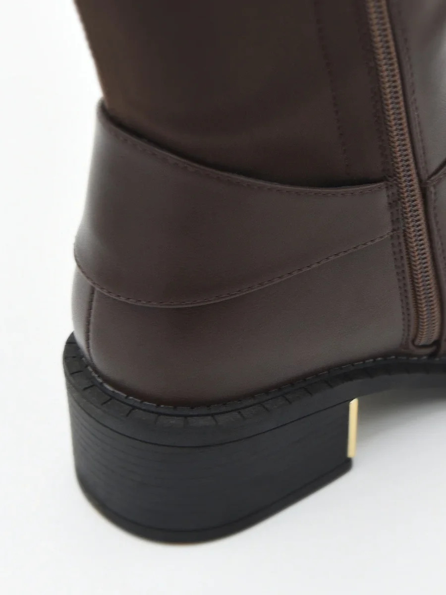 BOTA ALTA MARRÓN CON HEBILLA Y TACÓN BAJO DE NYREX - Imagen 7