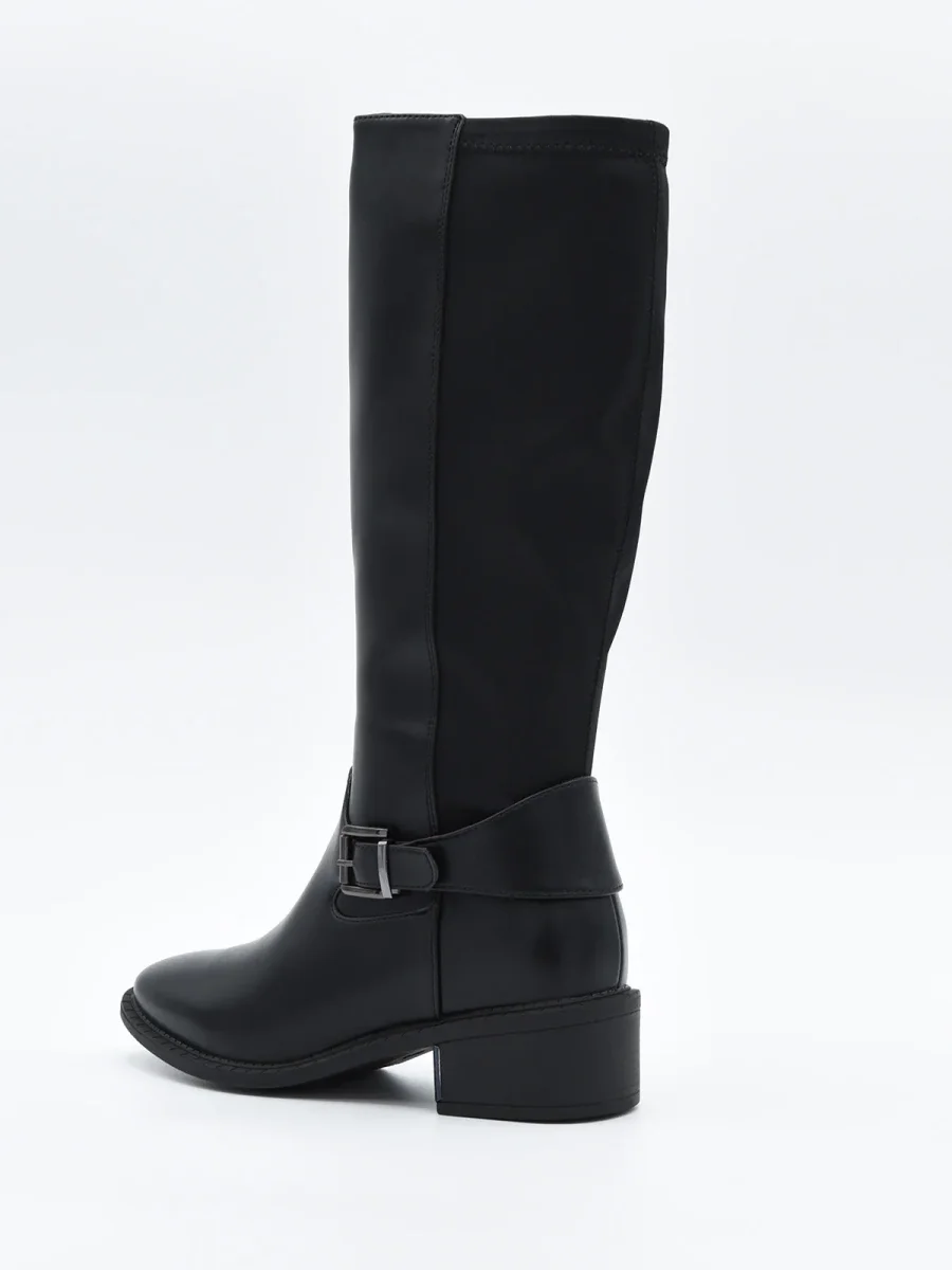 BOTA ALTA NEGRA CON HEBILLA Y TACÓN BAJO DE NYREX - Imagen 5
