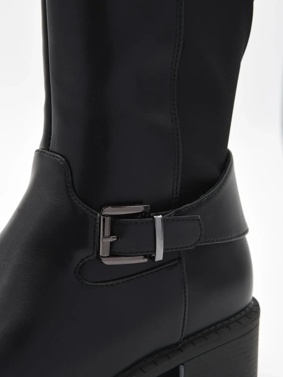 BOTA ALTA NEGRA CON HEBILLA Y TACÓN BAJO DE NYREX - Imagen 6