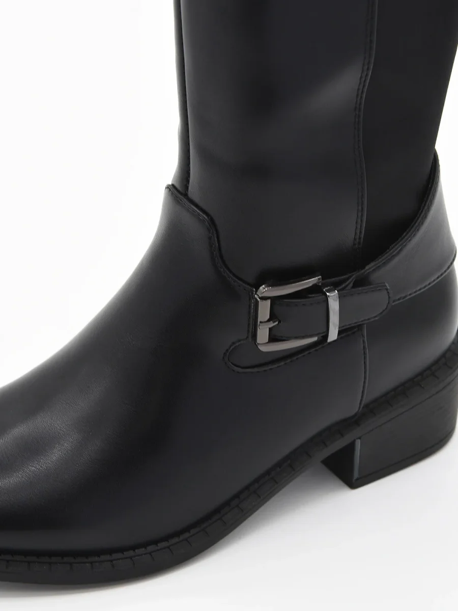 BOTA ALTA NEGRA CON HEBILLA Y TACÓN BAJO DE NYREX - Imagen 7